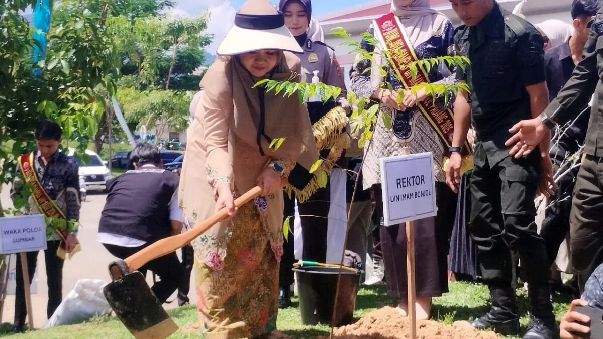 Polda Sumbar dan UIN Imam Bonjol Bersinergi Hijaukan Sungai Bangek dengan 1.000 Pohon