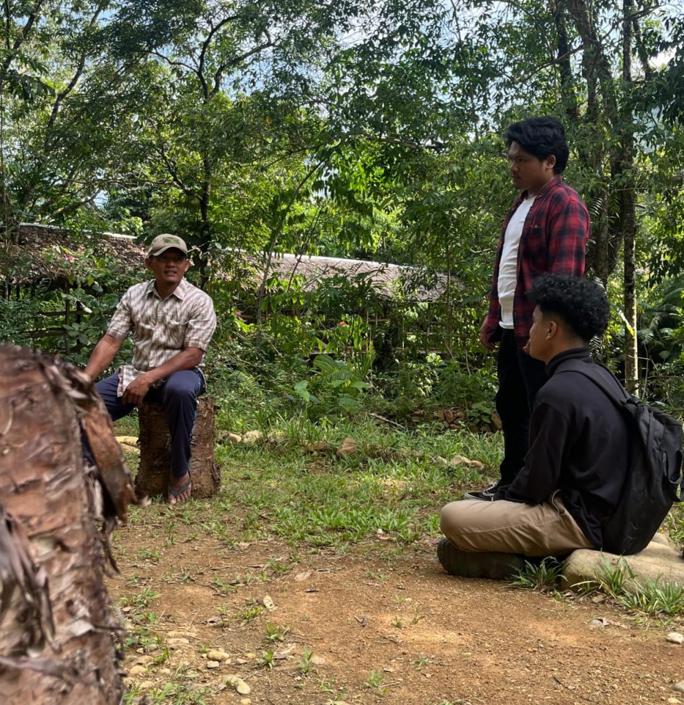Daun sungkai di tangan Pak Rimbra