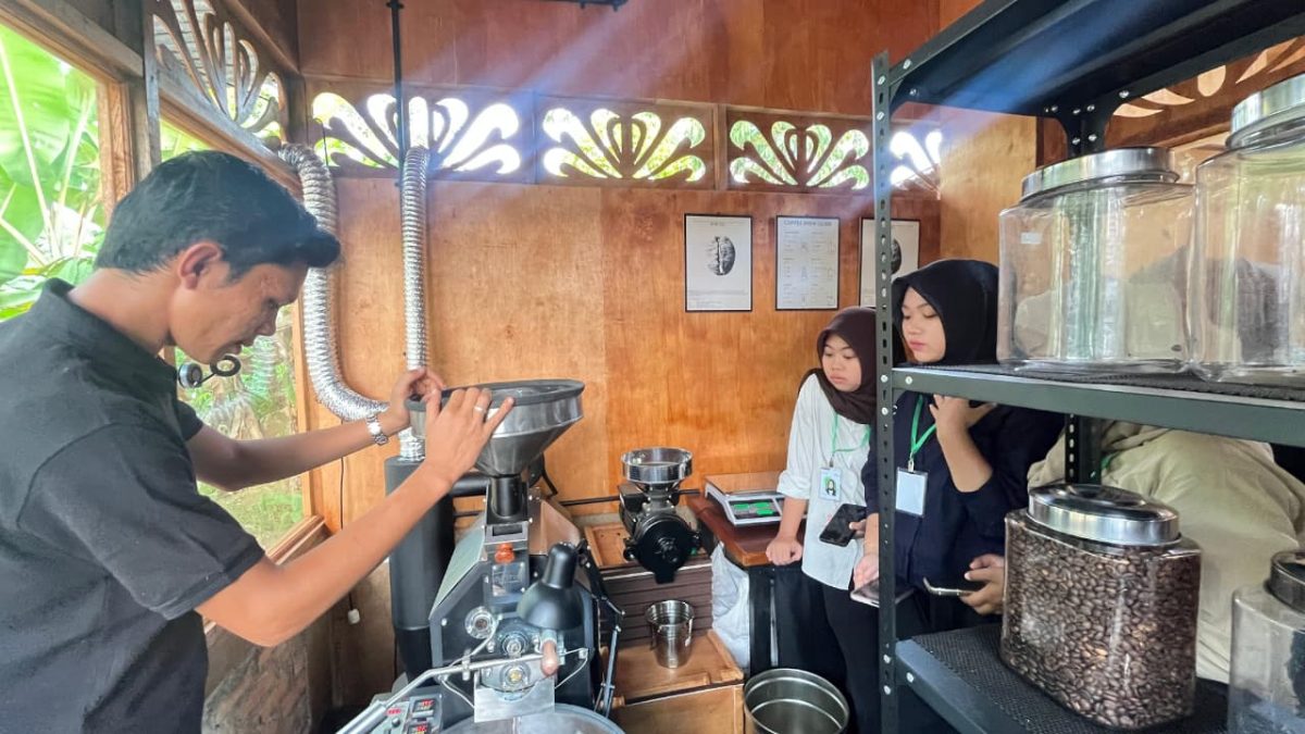 Unik! Fajar Shajid Usung Konsep Roasting Kopi di Balik Dinding Kaca